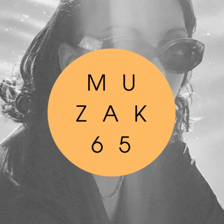 Woman with sunglasses. The image is black and white.